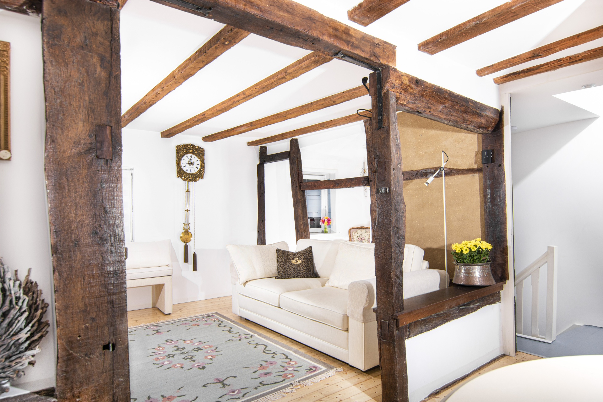 Blick in den Wohnbereich- Ferienwohnung Auszeit - Alte Uhrmacherei in Heimbach/Eifel