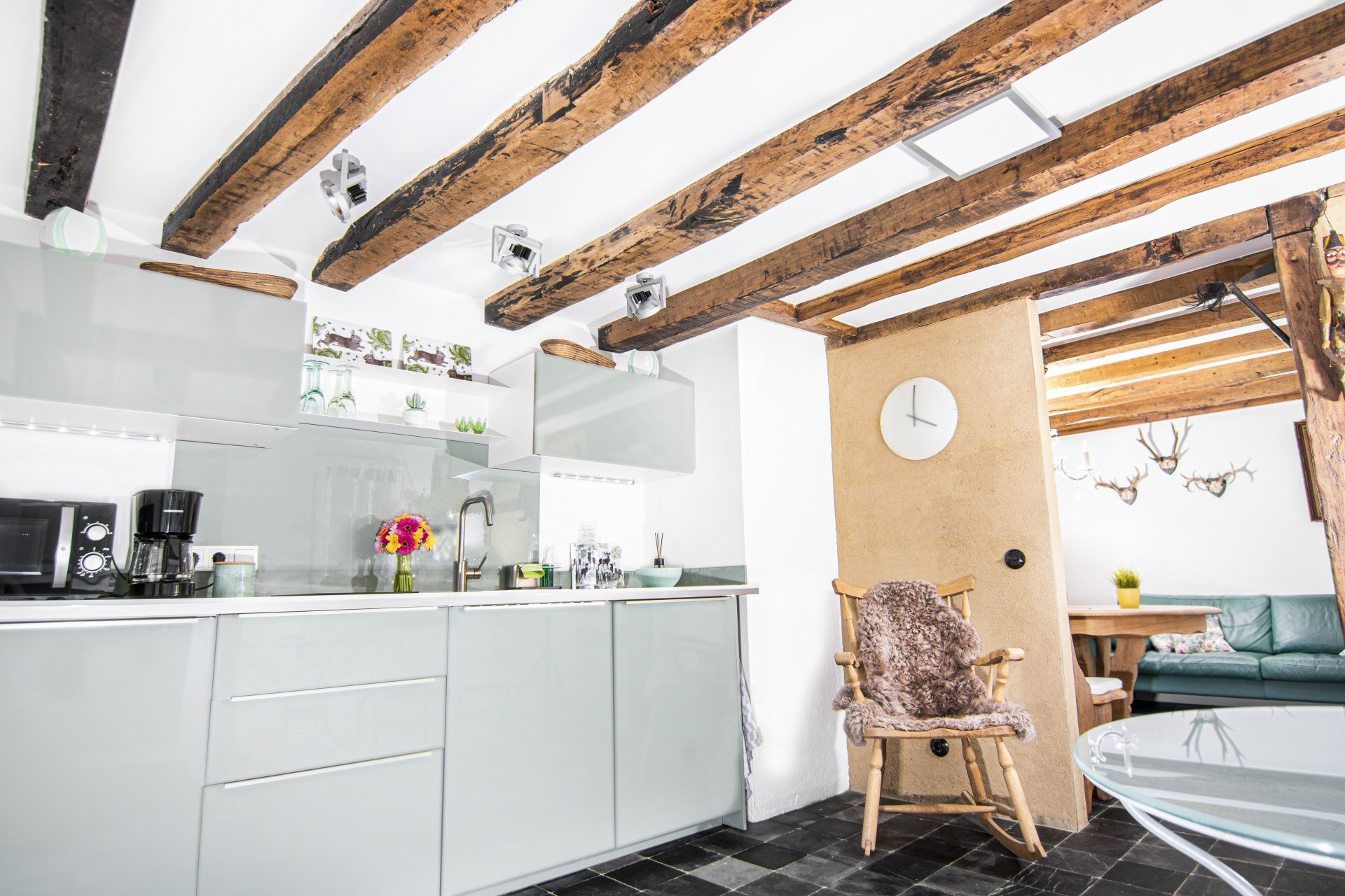 Küche mit Blick in den Wohnbereich - Ferienwohnung Jägerzeit - Alte Uhrmacherei in Heimbach/Eifel