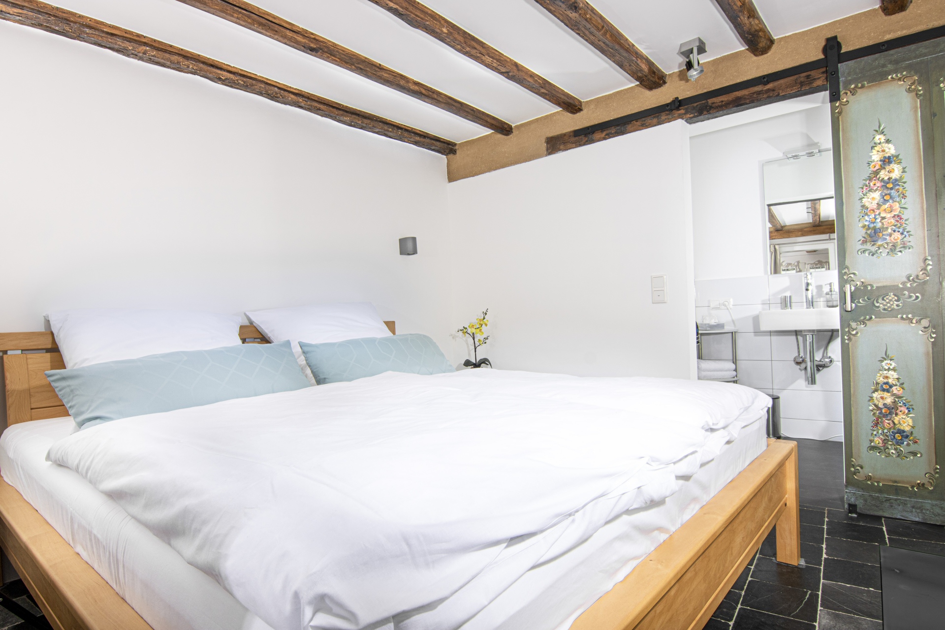 Schlafzimmer mit En-Suite Duschbad - Ferienwohnung Jägerzeit - Alte Uhrmacherei in Heimbach/Eifel